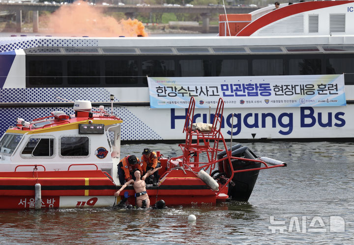 [서울=뉴시스] 김명년 기자 = 23일 오전 서울 영등포구 마포대교 인근에서 열린 한강버스 수난사고 대비 민관합동 현장 대응훈련에서 소방 구조대가 물에 빠진 승객을 구조하고 있다. 2025.04.23. kmn@newsis.com