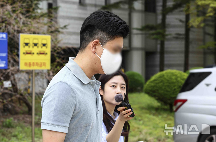 [서울=뉴시스] 김근수 기자 = 마약 투약 혐의를 받는 이철규 국민의힘 의원 아들 이 모씨가 지난 4월 서울 서초구 서울중앙지방법원에서 구속 전 피의자심문(영장실질심사)을 마치고 청사 밖으로 나서고 있다. 2025.04.23. ks@newsis.com