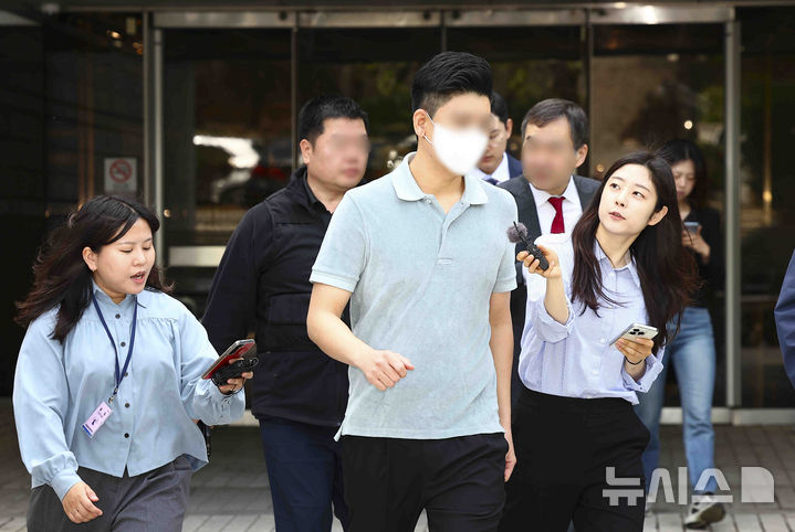 [서울=뉴시스] 김근수 기자 = 마약 투약 혐의를 받는 이철규 국민의힘 의원 아들 이 모씨가 23일 서울 서초구 서울중앙지방법원에서 구속 전 피의자심문(영장실질심사)을 마치고 청사 밖으로 나서고 있다.  이씨는 지난해 10월 29일 이른바 '던지기' 수법으로 서울 서초구 한 건물의 화단에 묻힌 액상 대마를 찾으려다 미수에 그친 혐의로 경찰에 검거됐다. 이씨는 체포 직후 간이 시약 검사에서 음성 반응을 보였으나 이후 국립과학수사연구원 감정 결과 이씨의 모발에서 대마 양성 반응이 나온 것으로 알려졌다. 2025.04.23. ks@newsis.com