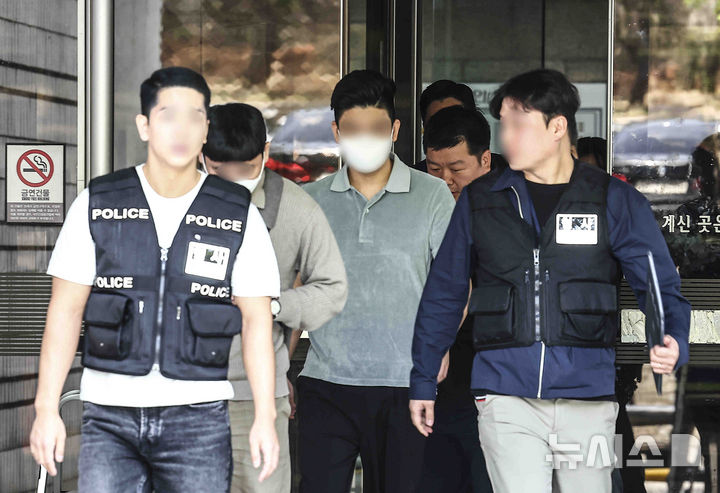 [서울=뉴시스] 김근수 기자 = 마약 투약 혐의를 받는 이철규 국민의힘 의원 아들 이 모씨가 지난 4월 서울 서초구 서울중앙지방법원에서 구속 전 피의자심문(영장실질심사)을 마치고 청사 밖으로 나서고 있다. 2025.04.23. ks@newsis.com