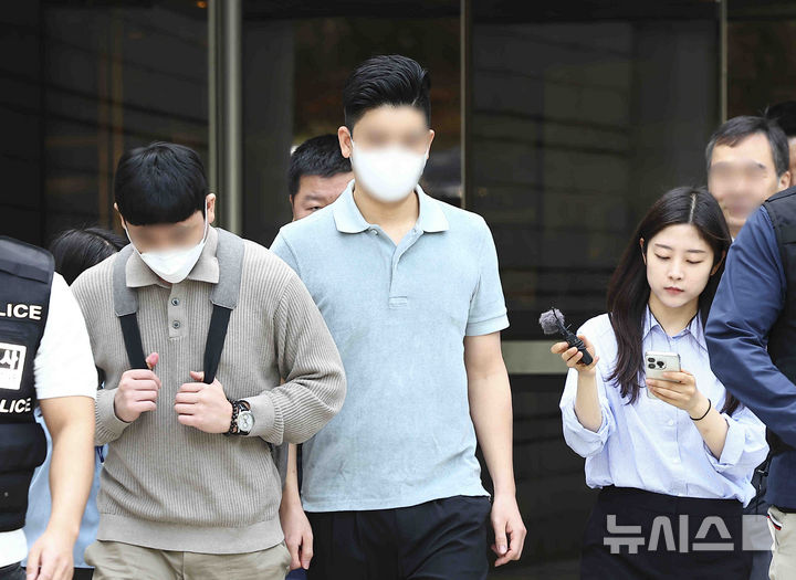 [서울=뉴시스] 김근수 기자 = 마약 투약 혐의를 받는 이철규 국민의힘 의원 아들 이 모씨가 23일 서울 서초구 서울중앙지방법원에서 구속 전 피의자심문(영장실질심사)을 마치고 청사 밖으로 나서고 있다.&nbsp; 이씨는 지난해 10월 29일 이른바 '던지기' 수법으로 서울 서초구 한 건물의 화단에 묻힌 액상 대마를 찾으려다 미수에 그친 혐의로 경찰에 검거됐다. 이씨는 체포 직후 간이 시약 검사에서 음성 반응을 보였으나 이후 국립과학수사연구원 감정 결과 이씨의 모발에서 대마 양성 반응이 나온 것으로 알려졌다. 2025.04.23. ks@newsis.com