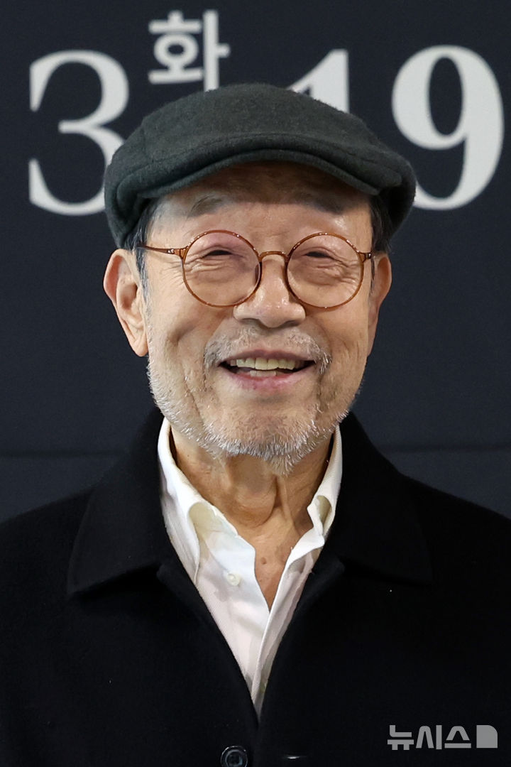 [서울=뉴시스] 박진희 기자 = 연극 '고도를 기다리며' 특별 기부 공연 배우 신구가 23일 서울 종로구 예술가의집에서 기자간담회를 마치고 사진촬영을 하고 있다. 이번 공연은 두 배우의 마지막 동반 무대로 5월 13일 국립극장 달오름극장에서 단 하루 진행된다. 공연 티켓 수익금은 ‘자신만의 고도’를 기다리는 청년 연극인들을 지원하기 위한 연극내일기금으로 전액 기부된다. 2025.04.23. pak7130@newsis.com