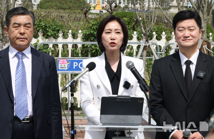 [서울=뉴시스] 조성봉 기자 = 허은아 전 개혁신당 대표가 23일 오전 서울 여의도 국회 앞에서 열린 탈당 및 무소속 대선 출마 선언 기자회견에서 발언을 하고 있다. 2025.04.23. suncho21@newsis.com