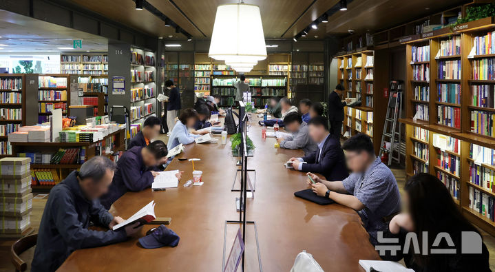 [서울=뉴시스] 홍효식 기자 = 세계 책의 날인 23일 서울 종로구 광화문 교보문고에서 시민들이 독서를 하고 있다. 2025.04.23. yesphoto@newsis.com