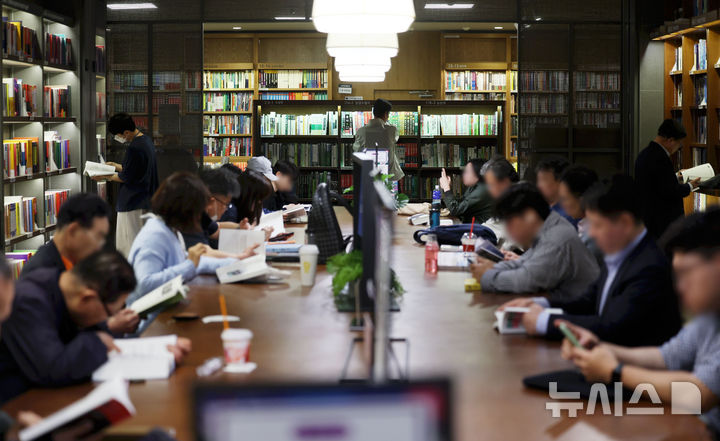 [서울=뉴시스] 홍효식 기자 = 세계 책의 날인 23이 서울 종로구 광화문 교보문고에서 시민들이 독서를 하고 있다. 2025.04.23. yesphoto@newsis.com