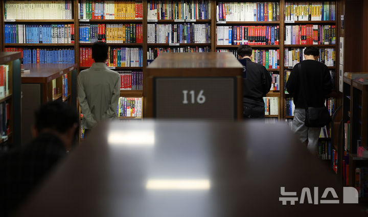 [서울=뉴시스] 홍효식 기자 = 세계 책의 날인 23이 서울 종로구 광화문 교보문고에서 시민들이 독서를 하고 있다. 2025.04.23. yesphoto@newsis.com