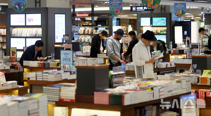 [서울=뉴시스] 홍효식 기자 = 세계 책의 날인 23이 서울 종로구 광화문 교보문고에서 시민들이 독서를 하고 있다. 2025.04.23. yesphoto@newsis.com