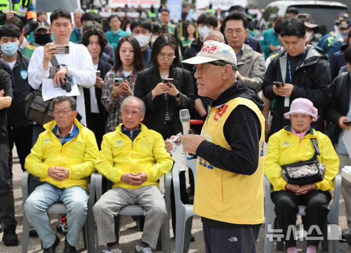 [파주=뉴시스] 황준선 기자  = 최성룡 납북자가족모임 대표가 23일 오전 경기 파주시 국립 6.25전쟁납북자기념관 앞에서 대북전단 살포 기자회견에서 발언하고 있다. 2025.04.23. hwang@newsis.com