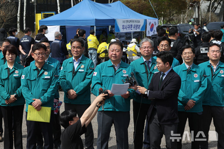 [파주=뉴시스] 황준선 기자 = 김경일 파주시장이 23일 오전 납북자가족모임의 대북 전단 살포 행사가 예정된 경기 파주시 국립 6.25전쟁납북자기념관 인근에서 대북 전단 살포 반대 입장을 밝히고 있다. 2025.04.23. hwang@newsis.com