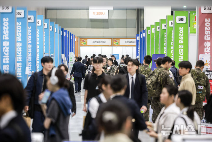 [서울=뉴시스] 정병혁 기자 = 23일 서울 강남구 코엑스에서 열린 2025년 중견기업 일자리 박람회를 찾은 구직자들이 기업 부스를 살펴보고 있다. 2025.04.23. jhope@newsis.com