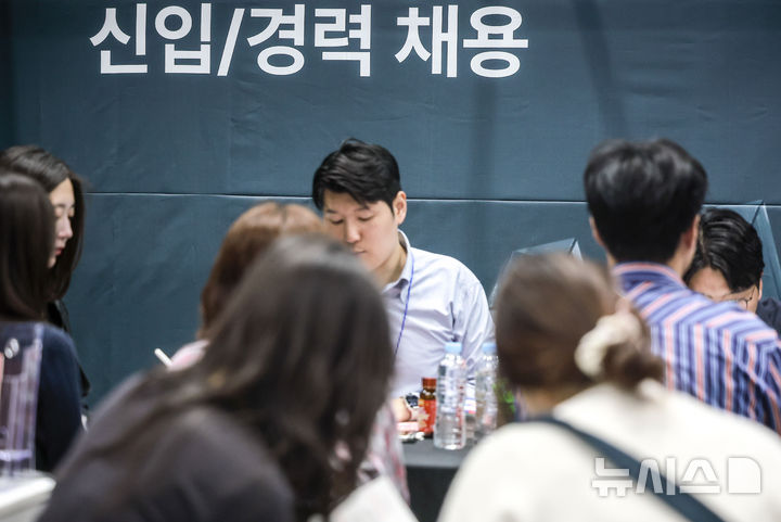 [서울=뉴시스] 정병혁 기자 = 23일 서울 강남구 코엑스에서 열린 2025년 중견기업 일자리 박람회를 찾은 구직자들이 채용 상담을 받고 있다. 2025.04.23. jhope@newsis.com