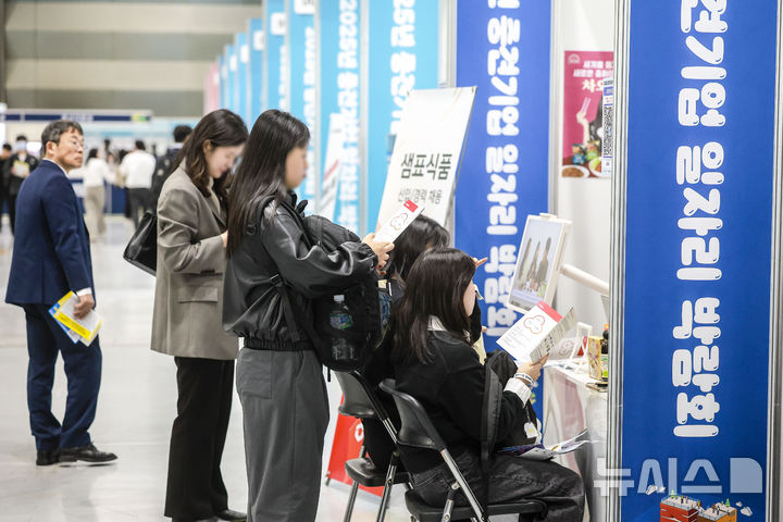 [서울=뉴시스] 정병혁 기자 = 23일 서울 강남구 코엑스에서 열린 2025년 중견기업 일자리 박람회를 찾은 구직자들이 채용 상담을 받고 있다. 2025.04.23. jhope@newsis.com