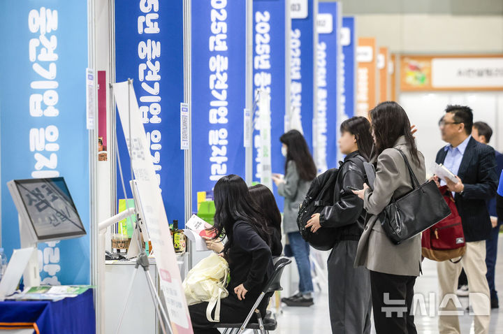 [서울=뉴시스] 정병혁 기자 = 23일 서울 강남구 코엑스에서 열린 2025년 중견기업 일자리 박람회를 찾은 구직자들이 채용 상담을 받고 있다. 2025.04.23. jhope@newsis.com