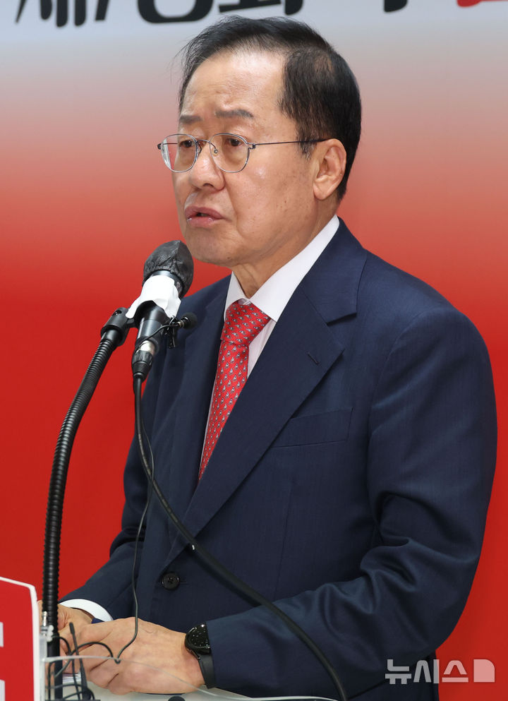 [서울=뉴시스] 조성봉 기자 = 홍준표 제21대 대통령 선거 국민의힘 경선 후보가 23일 서울 여의도 캠프 사무실에서 열린 국민통합 관련 선진대국시대 비전발표회에서 발언을 하고 있다. 2025.04.23.suncho21@newsis.com