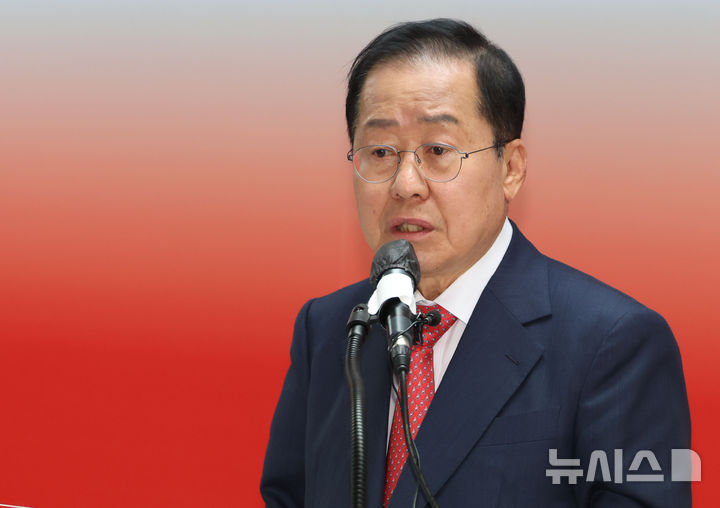 [서울=뉴시스] 조성봉 기자 = 홍준표 제21대 대통령 선거 국민의힘 경선 후보가 23일 서울 여의도 캠프 사무실에서 열린 국민통합 관련 선진대국시대 비전발표회에서 발언을 하고 있다. 2025.04.23.suncho21@newsis.com