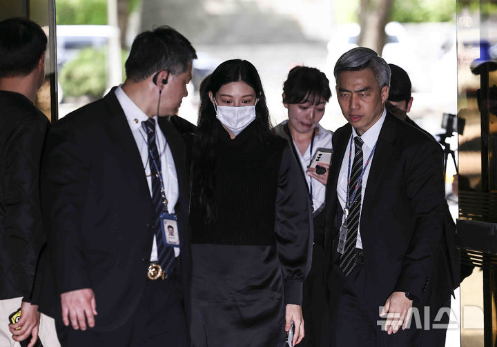 [서울=뉴시스] 김근수 기자 = 입시비리 혐의로 1심에서 벌금형을 선고받은 조국혁신당 조국 전 대표의 딸 조민이 23일 서울 서초구 서울중앙지방법원에서 열린 2심 선고공판에 출석하고 있다. 2025.04.23. ks@newsis.com