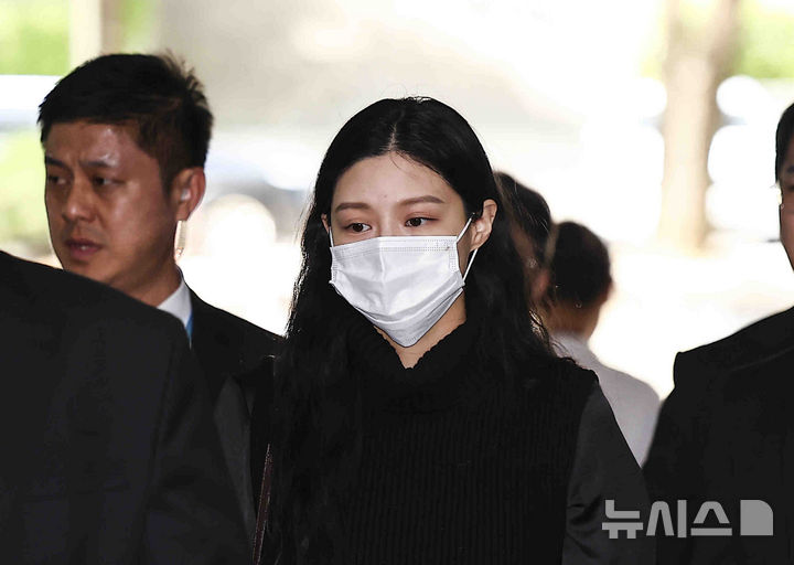 [서울=뉴시스] 김근수 기자 = 입시비리 혐의로 1심에서 벌금형을 선고받은 조국혁신당 조국 전 대표의 딸 조민이 23일 서울 서초구 서울중앙지방법원에서 열린 2심 선고공판에 출석하고 있다. 2025.04.23. ks@newsis.com