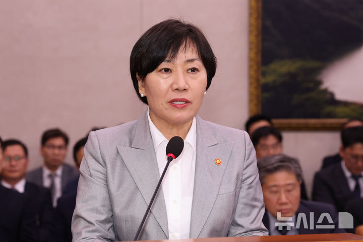 [서울=뉴시스] 권창회 기자 = 23일 서울 여의도 국회에서 열린 농림축산식품해양수산위원회 전체회의에서 송미령 농림축산식품부 장관이 추가경정예산안 제안설명을 하고 있다. 2025.04.23. kch0523@newsis.com