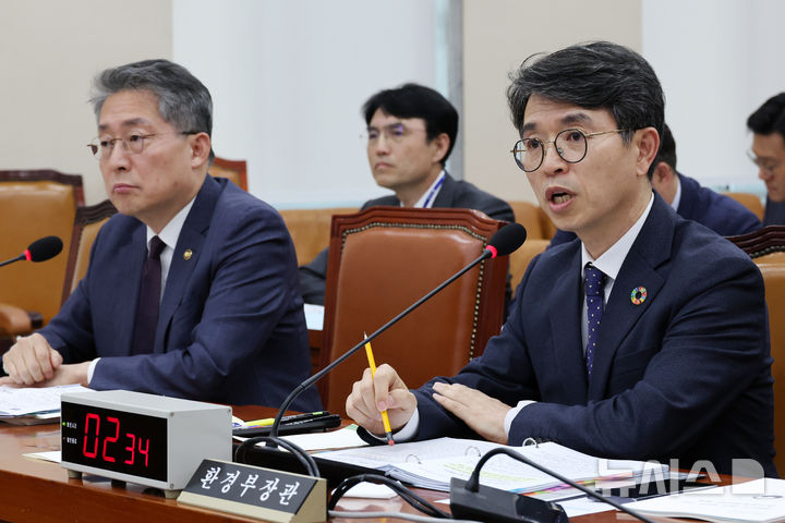 [서울=뉴시스] 조성우 기자 = 김완섭(오른쪽) 환경부 장관이 23일 오전 서울 여의도 국회에서 열린 환경노동위원회 전체회의에서 의원 질의에 답변하고 있다. 2025.04.23. xconfind@newsis.com