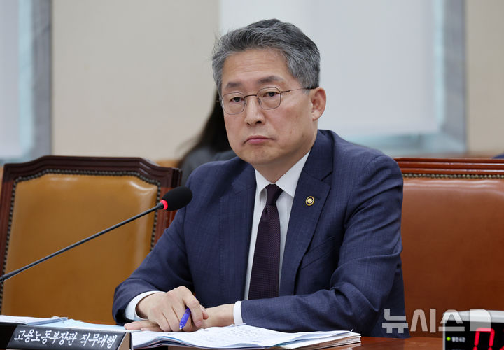 [서울=뉴시스] 조성우 기자 = 김민석 고용노동부 차관이 지난 23일 오전 서울 여의도 국회에서 열린 환경노동위원회 전체회의에서 의원 질의를 듣고 있다. 2025.04.23. xconfind@newsis.com