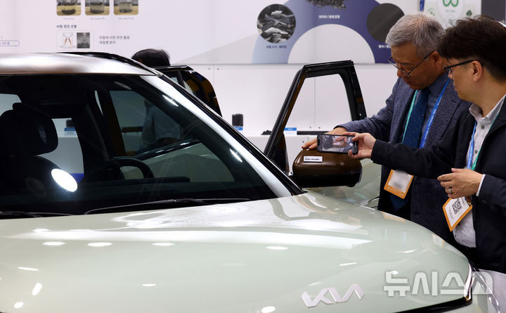 [서울=뉴시스] 박주성 기자 = 23일 서울 서초구 aT센터에서 열린 2025 자동차부품산업 ESG·탄소중립 박람회에서 관람객들이 버려지는 자원과 천연재료로 내·외장 부품을 설계한 자동차를 관람하고 있다. 2025.04.23. park7691@newsis.com