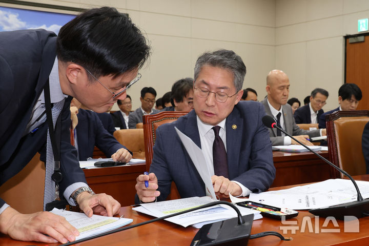[서울=뉴시스] 조성우 기자 = 김민석(오른쪽) 고용노동부 차관이 23일 오전 서울 여의도 국회에서 열린 환경노동위원회 전체회의에서 관계자와 대화하고 있다. 2025.04.23. xconfind@newsis.com