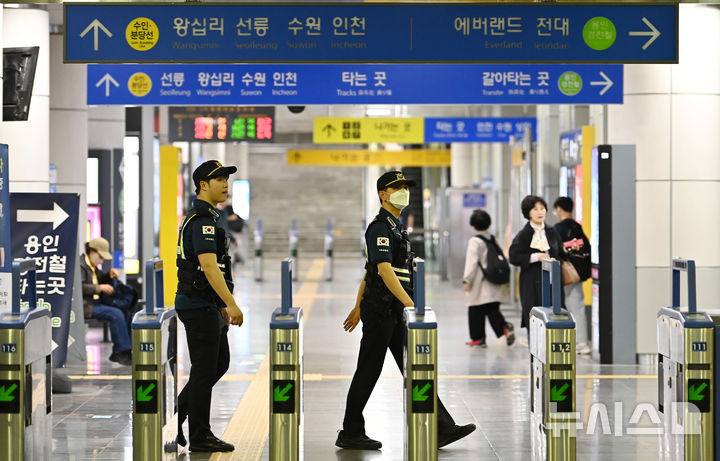 [용인=뉴시스] 김종택 기자 = 수도권 전철 수인분당선 기흥역에 폭탄을 설치했다는 내용의 온라인 게시글이 올라와 경찰이 작성자 추적에 나선 23일 경기 용인시 기흥역 일대에서 경찰이 수색 등 경계활동을 강화하고 있다. 2025.04.23. jtk@newsis.com