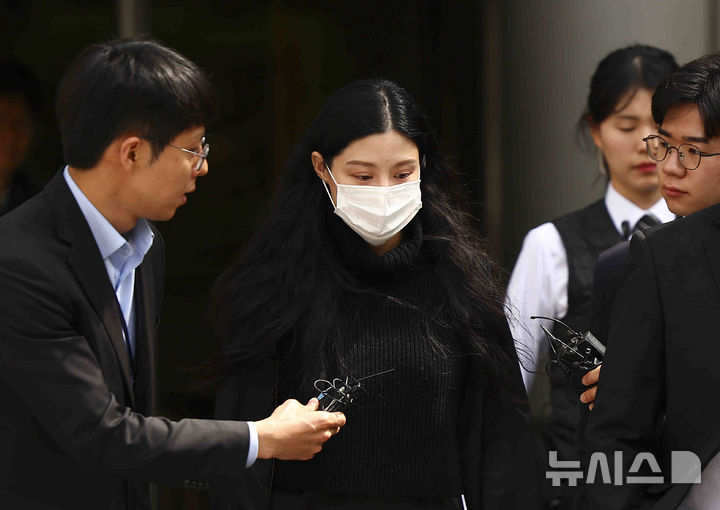 [서울=뉴시스] 김근수 기자 = 조국혁신당 조국 전 대표의 딸 조민이 23일 서울 서초구 서울중앙지방법원에서 열린 허위작성공문서행사, 업무방해, 위계공무집행방해 혐의 관련 2심 선고 공판에서 벌금 1천만원을 선고받은 후 법원을 나서고 있다. 2025.04.23. ks@newsis.com