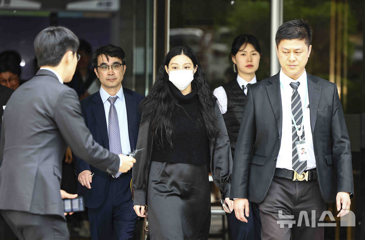 [서울=뉴시스] 김근수 기자 = 조국혁신당 조국 전 대표의 딸 조민이 23일 서울 서초구 서울중앙지방법원에서 열린 허위작성공문서행사, 업무방해, 위계공무집행방해 혐의 관련 2심 선고 공판에서 벌금 1천만원을 선고받은 후 법원을 나서고 있다. 2025.04.23. ks@newsis.com