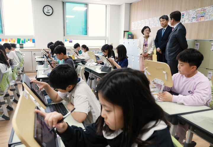 [서울=뉴시스] 이주호 부총리 겸 교육부 장관이 지난 4월23일 인공지능 디지털교과서(AIDT) 활용 학교인 충북 청주 복대초등학교를 방문해 수업을 참관하고 있다. (사진=교육부 제공) 2025.04.23. photo@newsis.com *재판매 및 DB 금지