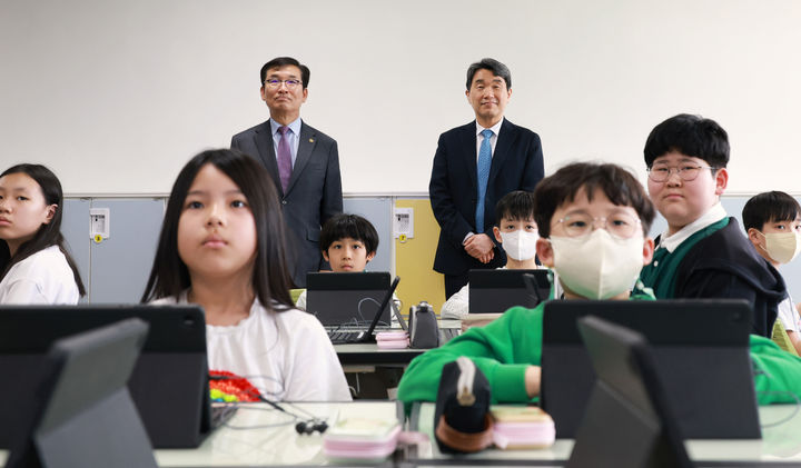 [서울=뉴시스] 이주호 교육부 장관이 4월 23일 인공지능 디지털교과서 (AIDT) 활용 학교인 충북 청주 복대초등학교를 방문해 수업을 참관하고 있다. (사진=교육부 제공) 2025.04.23. photo@newsis.com *재판매 및 DB 금지
