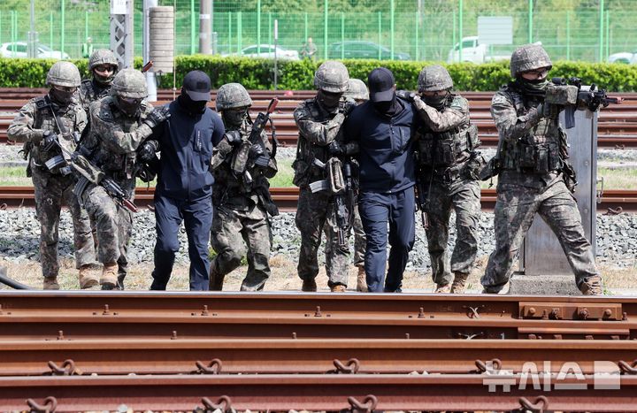 [부산=뉴시스] 하경민 기자 = 2025년 충무훈련의 하나로 '도시철도 피해복구 종합 실제훈련'이 열린 23일 부산 금정구 도시철도 1호선 노포차량정비창에서 군사경찰 대테러특임대가 테러범을 제압하고 있다. 전시 적 공격으로 인한 도시철도 시설피해 발생에 대비한 민·관·군·경·소방 합동훈련에는 53사단 부산여단과 부산교통공사, 금정구청, 금정소방서, 보건소, 부산항만공사, 금정결찰서 등 7개 기관 200여 명이 참가했다. 2025.04.23. yulnetphoto@newsis.com