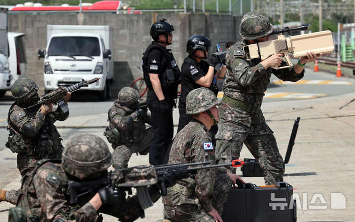 [부산=뉴시스] 하경민 기자 = 2025년 충무훈련의 하나로 '도시철도 피해복구 종합 실제훈련'이 열린 23일 부산 금정구 도시철도 1호선 노포차량정비창에서 군 장병 등이 재밍건과 개인화기를 이용해 드론 테러에 대응하고 있다. 전시 적 공격으로 인한 도시철도 시설피해 발생에 대비한 민·관·군·경·소방 합동훈련에는 53사단 부산여단과 부산교통공사, 금정구청, 금정소방서, 보건소, 부산항만공사, 금정결찰서 등 7개 기관 200여 명이 참가했다. 2025.04.23. yulnetphoto@newsis.com