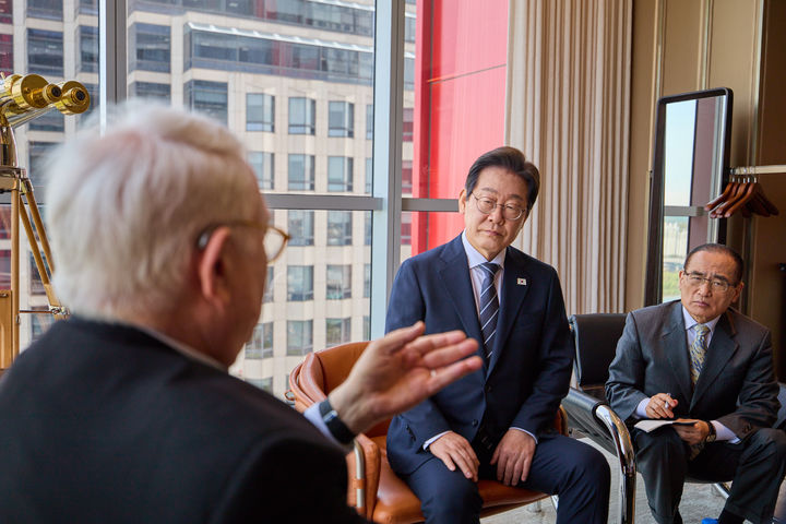 [서울=뉴시스] 고승민 기자 = 이재명 대통령이 대선 기간 존 햄리 미국 전략국제문제연구소장을 만나 관세, 안보, 대북 문제 등 주요 현안에 대해 의견을 나누고 있다. (사진=이재명 후보 캠프 제공) 2025.04.23. photo@newsis.com *재판매 및 DB 금지
