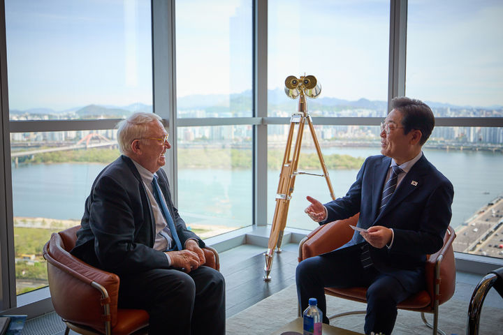 [서울=뉴시스] 고승민 기자 = 이재명 대통령이 21대 대통령 선거 후보 시절 한국을 찾은 존 햄리 미국 전략국제문제연구소장을 만나 관세, 안보, 대북 문제 등 주요 현안에 대해 의견을 나누고 있다. (사진=이재명 후보 캠프 제공) 2025.04.23. photo@newsis.com *재판매 및 DB 금지