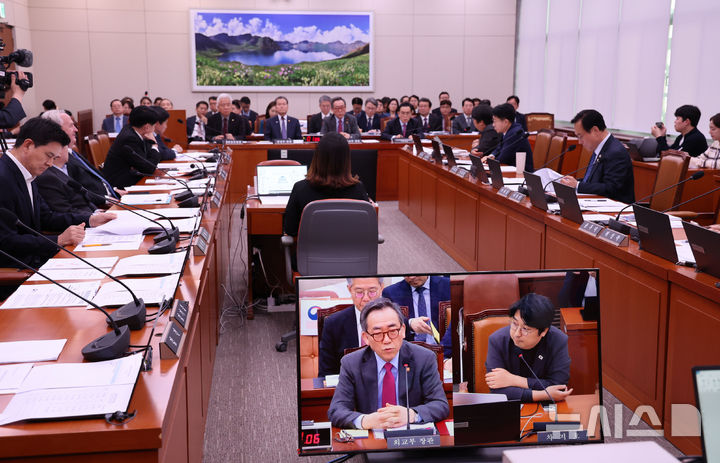 [서울=뉴시스] 권창회 기자 = 23일 서울 여의도 국회에서 열린 외교통일위원회 전체회의에서 조태열 외교부 장관이 의원질의에 답하고 있다. 2025.04.23. kch0523@newsis.com