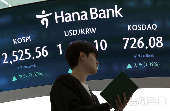 [서울=뉴시스] 김금보 기자 = 23일 서울 중구 하나은행 딜링룸에서 딜러들이 업무를 하고 있다. 2025.04.23. kgb@newsis.com