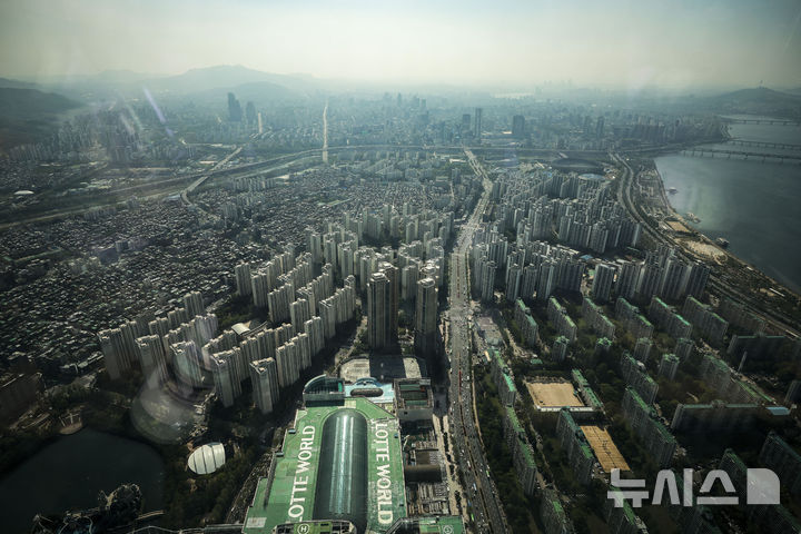 [서울=뉴시스] 정병혁 기자 = 지난 4월23일 서울 송파구 롯데월드타워 전망대 서울스카이에서 도심 아파트가 보이고 있다. 2025.04.23. jhope@newsis.com