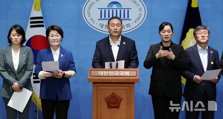 [서울=뉴시스] 조성우 기자 = 김원이(가운데) 더불어민주당 산업통상자원중소벤처기업위원회 간사를 비롯한 소속 의원들이 23일 오후 서울 여의도 국회 소통관에서 기자회견을 열고 최상목 경제부총리 겸 기획재정부 장관과 안덕근 산업통상자원부 장관이 참석하는 한미 2+2 통상 협의 내용을 국회에 보고할 것을 촉구하고 있다. 왼쪽부터 박지혜, 권향엽, 김원이, 김성환 의원. 2025.04.23. xconfind@newsis.com