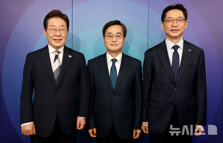 [서울=뉴시스] 국회사진기자단 = 이재명(왼쪽부터), 김동연, 김경수 제21대 대통령 선거 더불어민주당 경선 후보가 23일 서울 여의도 오마이TV 스튜디오에서 열린 오마이TV 초청 토론회 시작에 앞서 기념촬영을 하고 있다. 2025.04.23. photo@newsis.com