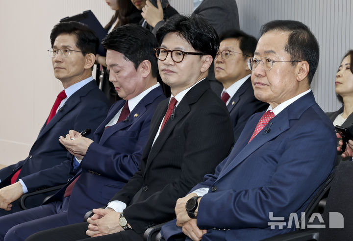 [서울=뉴시스] 국회사진기자단 = 김문수(왼쪽부터), 안철수, 한동훈, 홍준표 제21대 대통령 선거 국민의힘 경선 후보가 23일 오후 서울 여의도 국민의힘 중앙당사에서 열린 2차 경선토론회 미디어데이에 참석해 자리하고 있다. 2025.04.23. photo@newsis.com