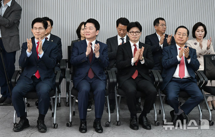 [서울=뉴시스] 국회사진기자단 = 김문수(왼쪽부터), 안철수, 한동훈, 홍준표 제21대 대통령 선거 국민의힘 경선 후보가 23일 오후 서울 여의도 국민의힘 중앙당사에서 열린 2차 경선토론회 미디어데이에서 박수치고 있다. 2025.04.23. photo@newsis.com