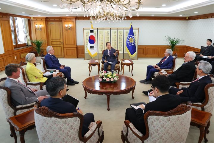 [서울=뉴시스] 최진석 기자 = 한덕수 대통령 권한대행 국무총리가 23일 정부서울청사에서 커트 캠벨 아시아 그룹 이사장 등의 미국 학계·전직 인사 대표단을 접견하고 있다. (사진=국무총리실 제공) 2025.04.23. photo@newsis.com *재판매 및 DB 금지
