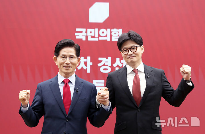 [서울=뉴시스] 국회사진기자단 = 김문수(왼쪽), 한동훈 제21대 대통령 선거 국민의힘 경선 후보가 지난 23일 서울 여의도 국민의힘 중앙당사에서 열린 2차 경선토론회 미디어데이에서 서로를 1:1 맞수 토론 상대로 선택한 뒤 기념촬영을 하고 있다. 2025.04.23. photo@newsis.com
