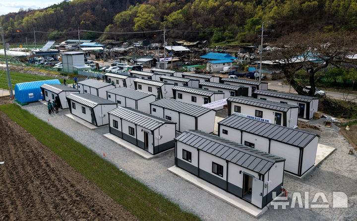 [안동=뉴시스] 이무열 기자 = 안동시는 최근 대형 산불로 삶의 터전을 잃은 이재민들의 일상 회복을 위해 주거 지원을 최우선 과제로 삼고, 선진이동주택 설치 및 입주를 본격화하고 있다.사진은 경북 안동시 일직면 명진리에 마련된 선진이동주택 모습. 2025.04.23. lmy@newsis.com