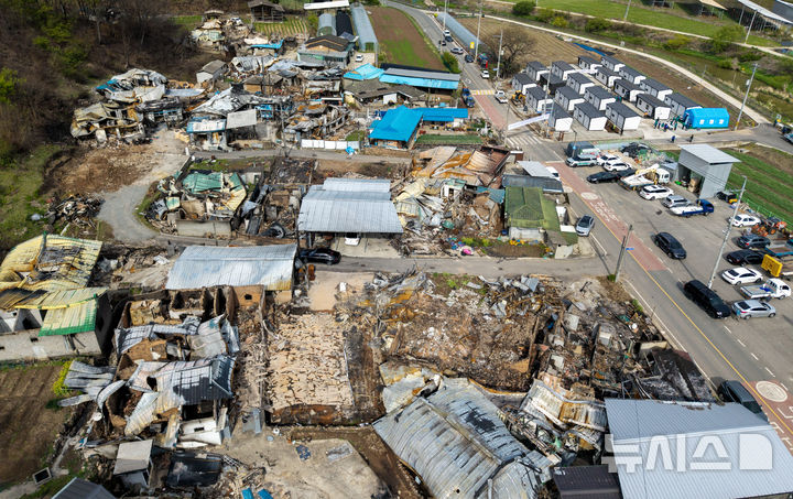 [안동=뉴시스] 이무열 기자 = 안동시는 최근 대형 산불로 삶의 터전을 잃은 이재민들의 일상 회복을 위해 주거 지원을 최우선 과제로 삼고, 선진이동주택 설치 및 입주를 본격화하고 있다. 사진은 경북 안동시 일직면 명진리에 마련된 선진이동주택 모습. 2025.04.23. lmy@newsis.com