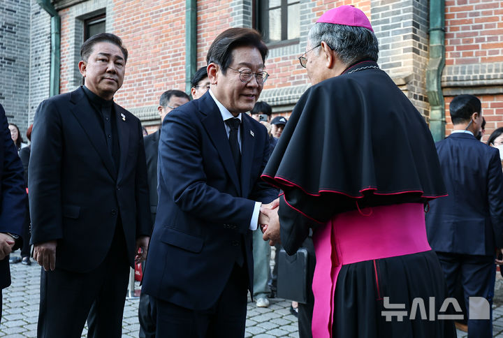 [서울=뉴시스] 홍효식 기자 = 이재명 제21대 대통령 선거 더불어민주당 경선 후보가 23일 서울 명동대성당 지하성당에 마련된 프란치스코 교황 분향소에 조문하기 앞서 구요비 천주교 서울대교 총대리와 만나 대화를 나누고 있다.(공동취재) 2025.04.23. photo@newsis.com