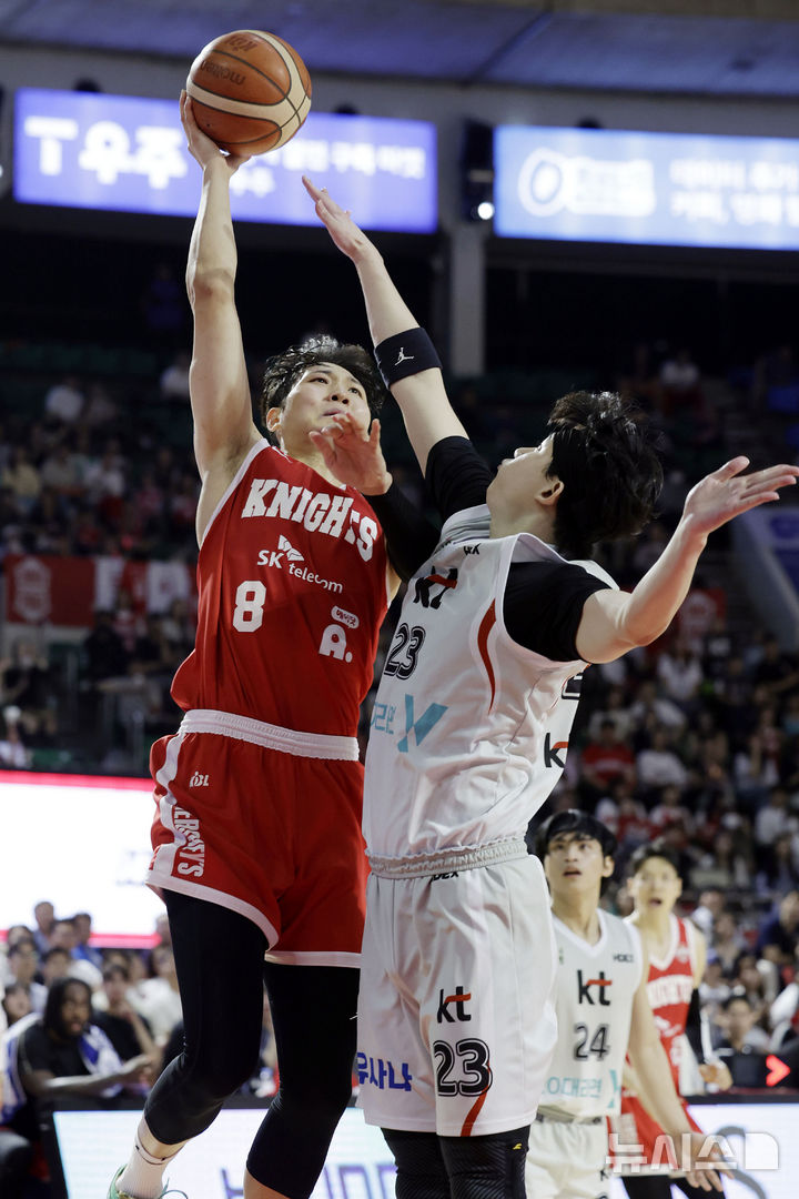 [서울=뉴시스] 최동준 기자 = 23일 서울 송파구 잠실학생체육관에서 열린 2024-2025 KBL 4강 플레이오프 수원 KT 소닉붐과 서울 SK 나이츠의 경기, SK 안영준이 슛을 시도하고 있다. 2025.04.23. photocdj@newsis.com
