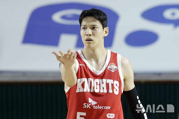 [서울=뉴시스] 최동준 기자 = 23일 서울 송파구 잠실학생체육관에서 열린 2024-2025 KBL 4강 플레이오프 수원 KT 소닉붐과 서울 SK 나이츠의 경기, SK 김선형이 3점슛을 성공시킨 뒤 세리머니하고 있다. 2025.04.23. photocdj@newsis.com