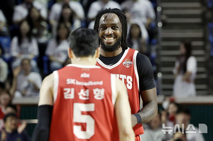 [서울=뉴시스] 최동준 기자 = 23일 서울 송파구 잠실학생체육관에서 열린 2024-2025 KBL 4강 플레이오프 수원 KT 소닉붐과 서울 SK 나이츠의 경기, SK 김선형이 득점에 성공한 뒤 자밀 워니와 기뻐하고 있다. 2025.04.23. photocdj@newsis.com
